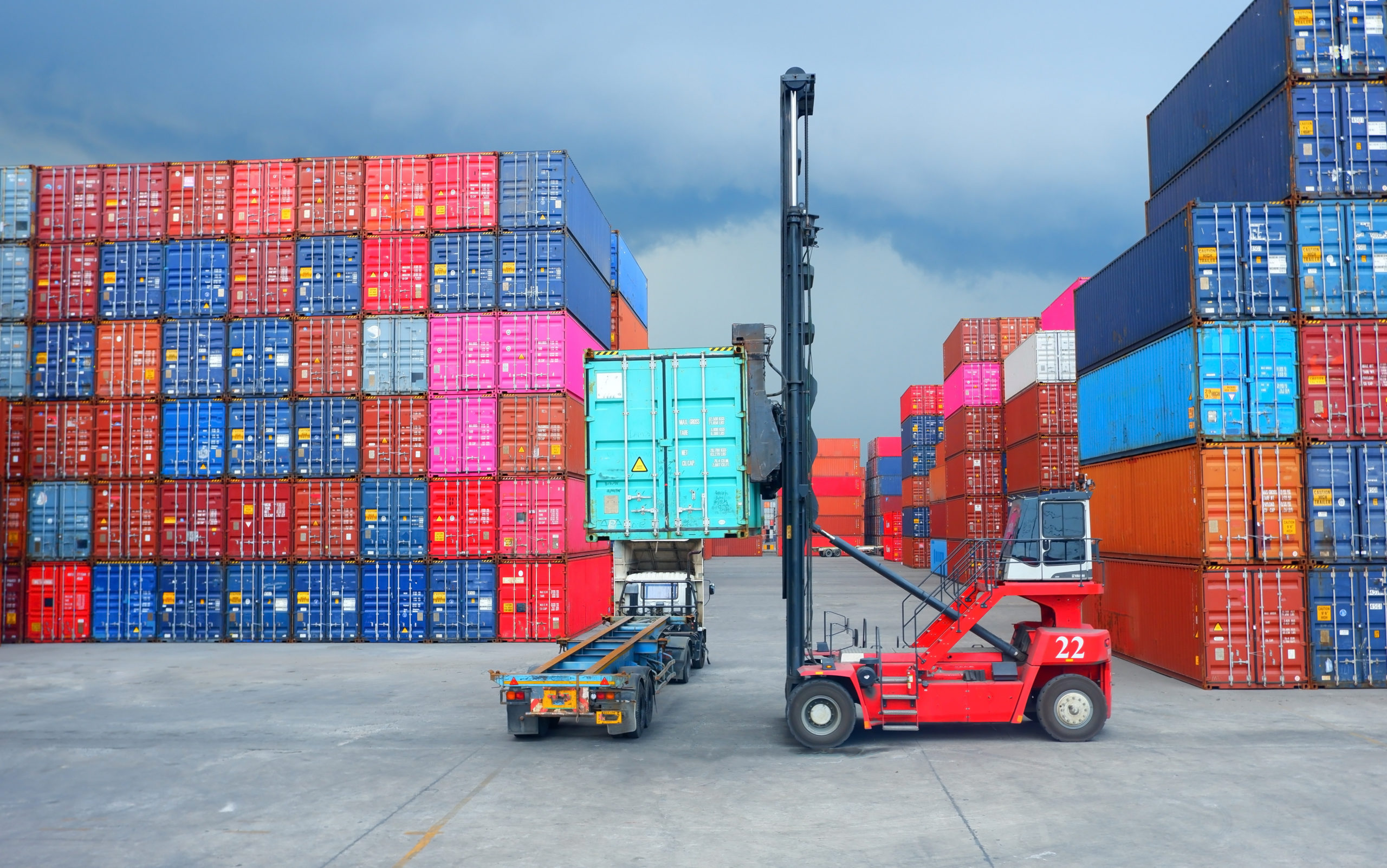 Working in a container yard Container handlers Working in a container yard Container handlers
